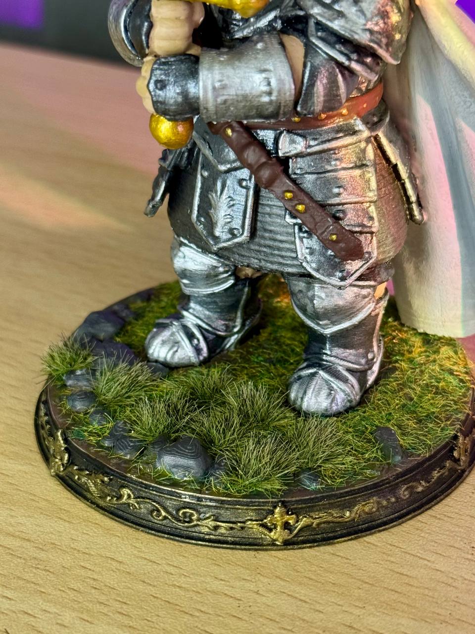Фігурка «Котик-лицар» з мечем на трав'яному постаменті - Зображення 2