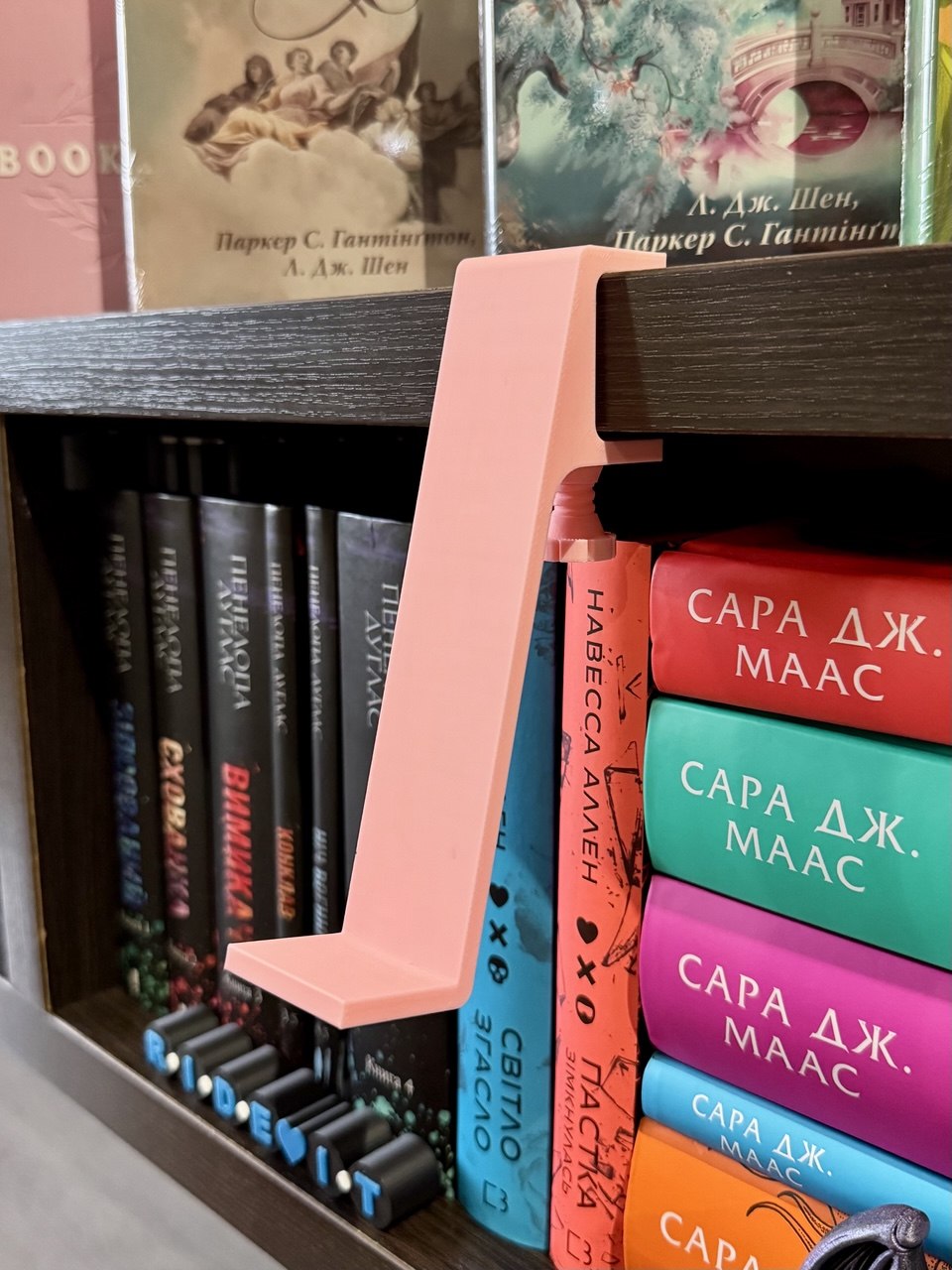Левітуюча полиця для книги