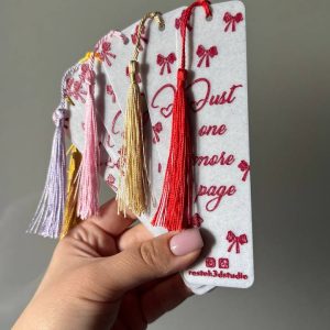 Закладинка «Just one more page» з бантиками