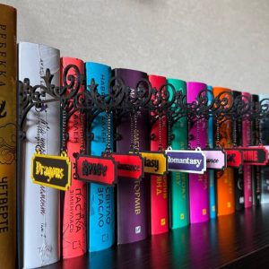 Табличка-вказівник жанру на кронштейні між книжками